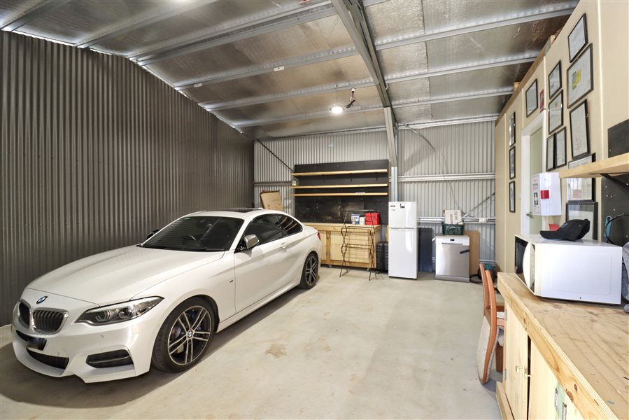 Hangars - Newly Built Hanger with amenities, extras Cowra