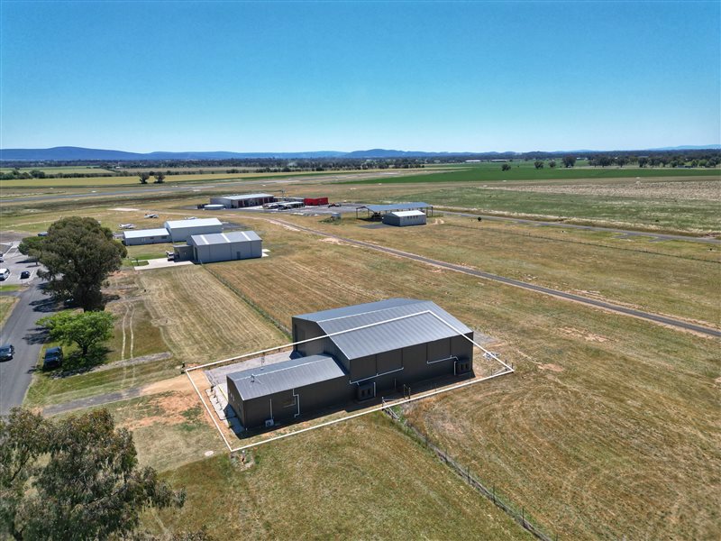 Hangars - Newly Built Hanger with amenities, extras Cowra